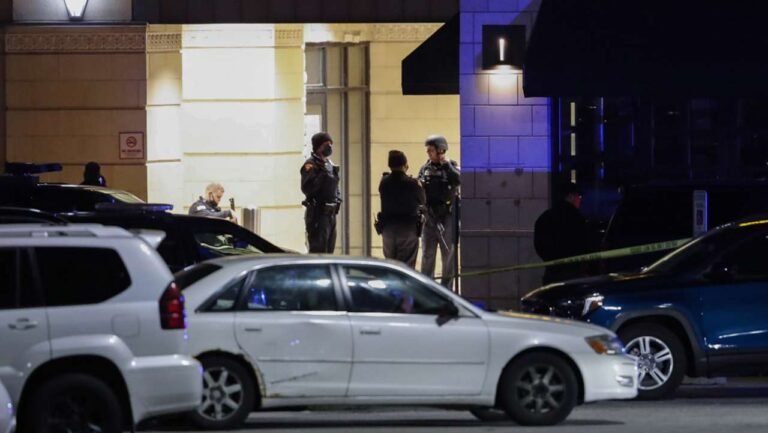 Gunman shoots at US mall, injures eight