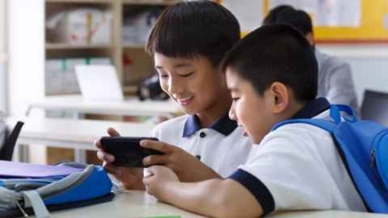 China bans use of mobile phones in classrooms