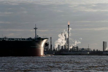 Venezuela jails officials for giving US oil data