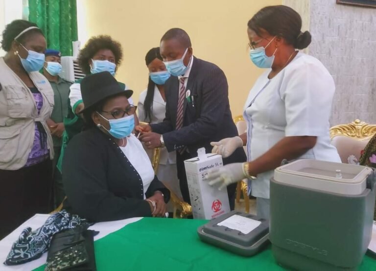 FG Sets December 1st Deadline For Civil Servants To Take COVID-19 Vaccine
