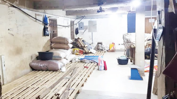 Controversy as Customs invade Lagos market, cart away rice, money