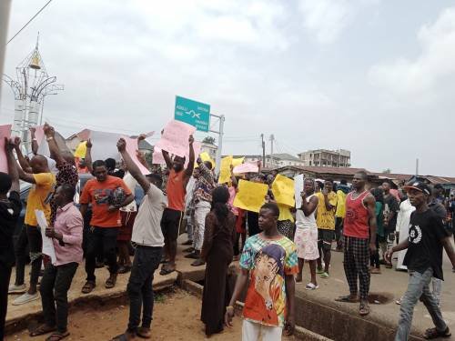 Protesting Youths Block Anambra Police Headquarters Over Alleged Land-grabbing By Monarch