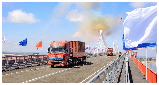 Russia, China Unveil First Road Bridge