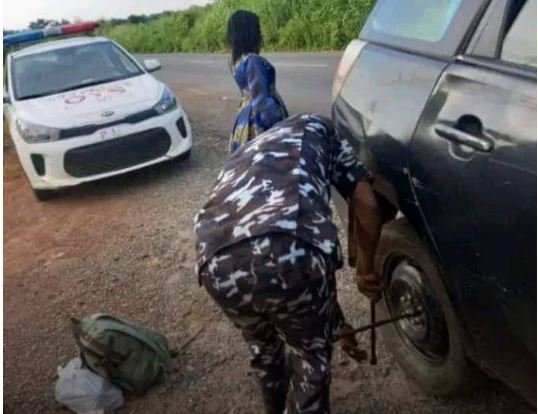 Police officers on patrol help stranded motorist fix tyres, reject monetary gift