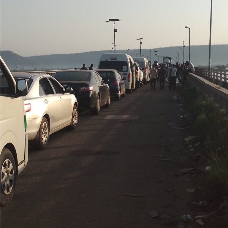 Thousands stranded on Niger Bridge as flood takes over Kogi-Abuja road