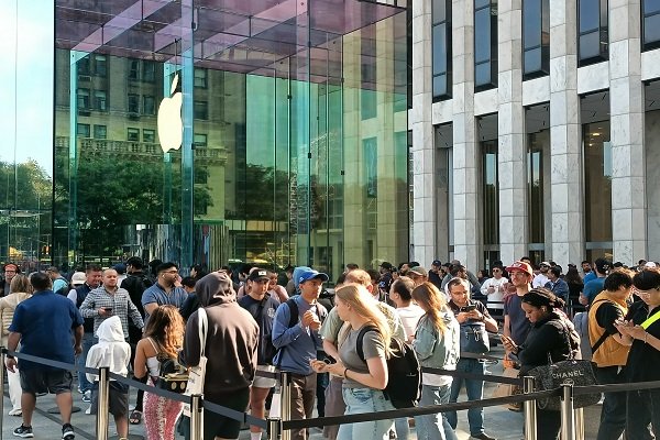 Apple Fans Queue Up To Buy iPhone 15