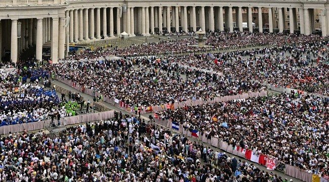 Catholics Gather To Catch Glimpse Of Pope Leo XIV At St Peter’s Prayer