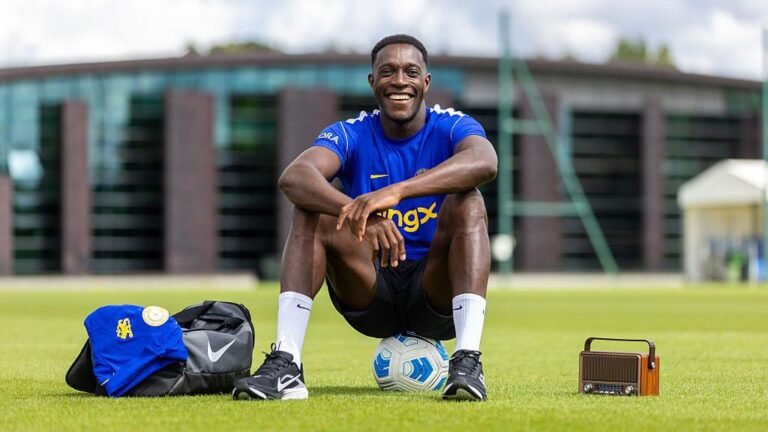 Welbeck joins Chelsea on two-year contract
